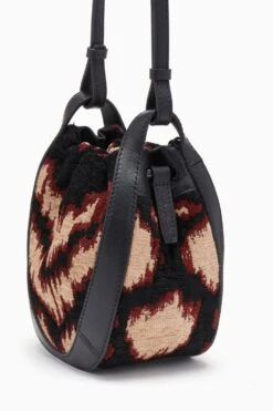 ULLA JOHNSON Lee Pouch - Obsidian 8 ULLA JOHNSON Lee Pouch - Obsidian -fashion store FA231123 LEEPOUCH GEOJACQUARD c r web